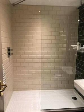 Bathroom - George Hotel by Wetherspoon (Brecon)