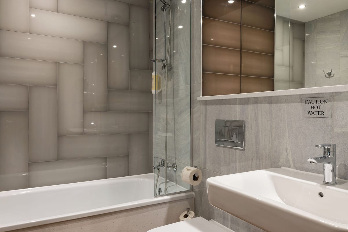 family triple room | bathroom | free toiletries, hair dryer, towels