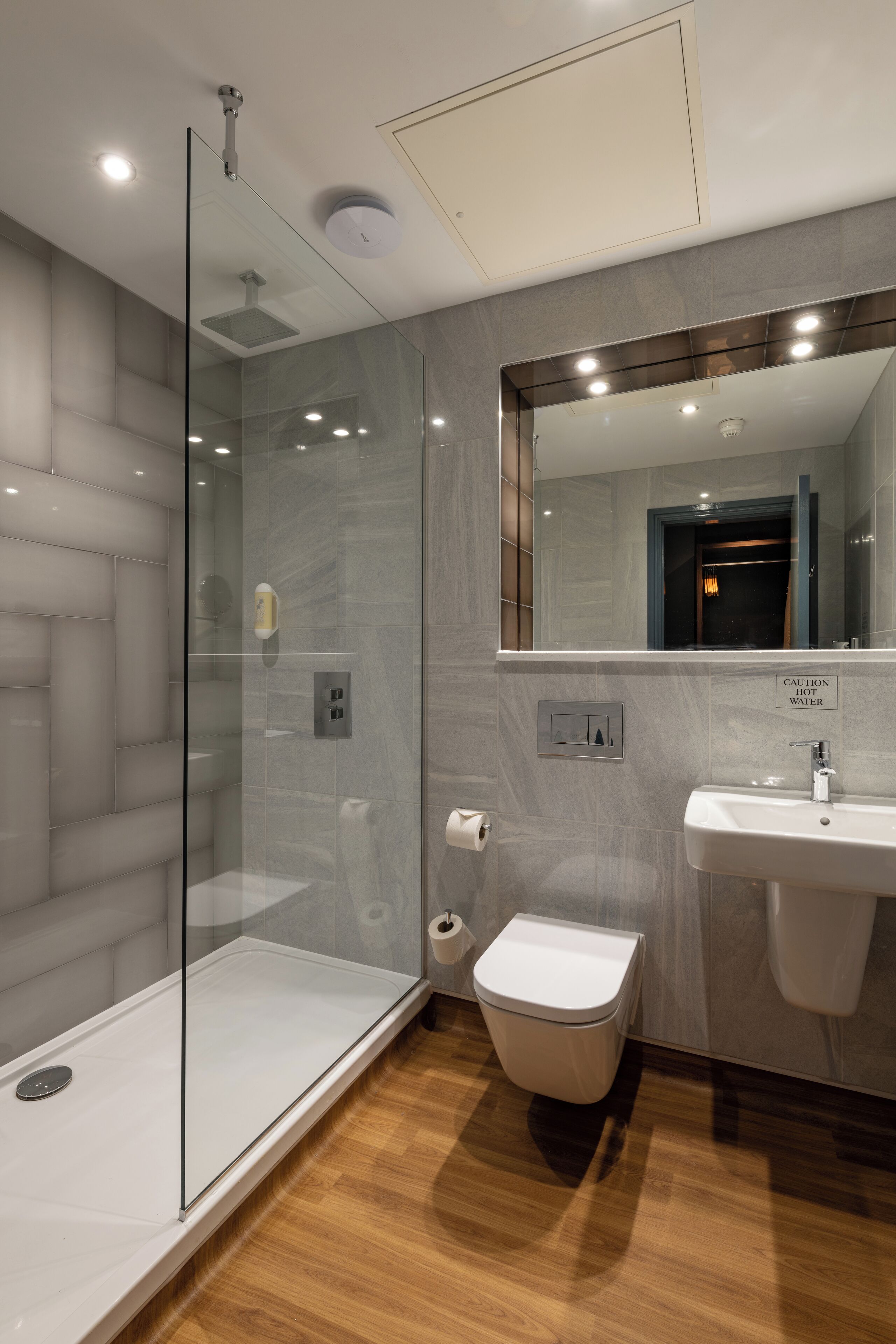 economy double room | bathroom | free toiletries, hair dryer, towels