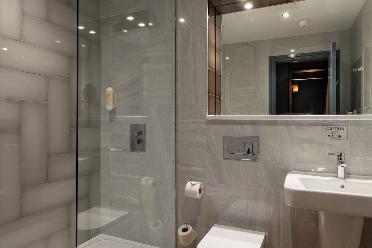 economy double room | bathroom | free toiletries, hair dryer, towels