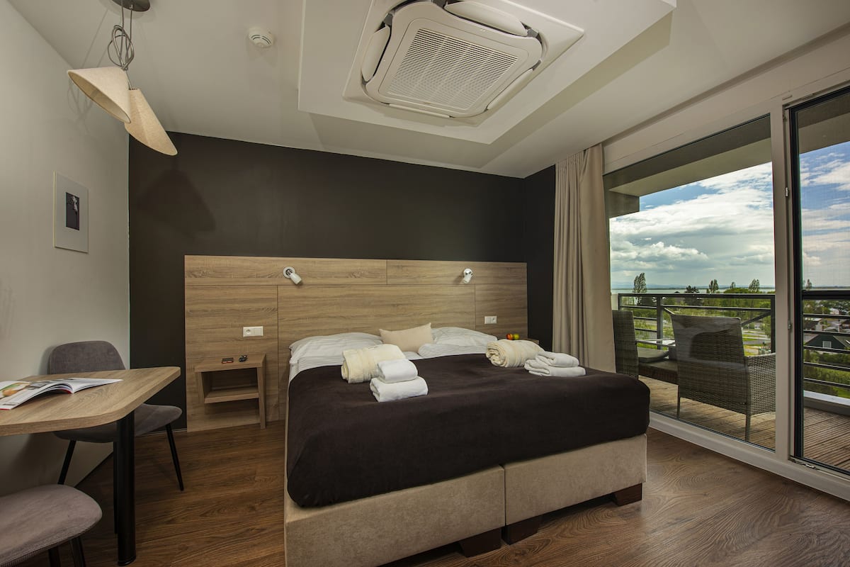 Standard Studio, Balcony, Lake View | 1 bedroom, blackout drapes, free WiFi