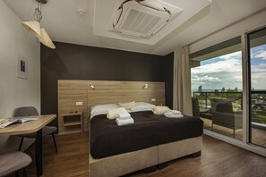 Standaard studio, balkon, uitzicht op meer | Verduisterende gordijnen, gratis wifi