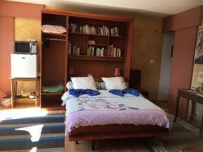 Fyrbäddsrum | Minibar, arbetsyta för laptop, strykjärn/strykbräda och gratis wi-fi