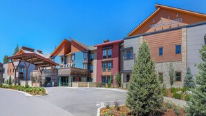Ein Hotel mit modernem Design, bestehend aus mehreren Gebäuden mit unterschiedlichen Baustilen.
