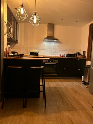 冷蔵庫、電子レンジ、オーブン、コンロ