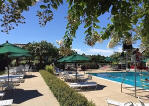 Een binnenzwembad en een buitenzwembad