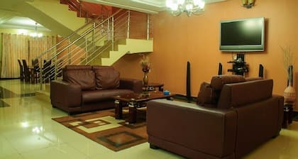 Casa 3BR cerca del centro comercial Novare. 13 minutos del aeropuerto y 15 minutos a la puerta de la ciudad.