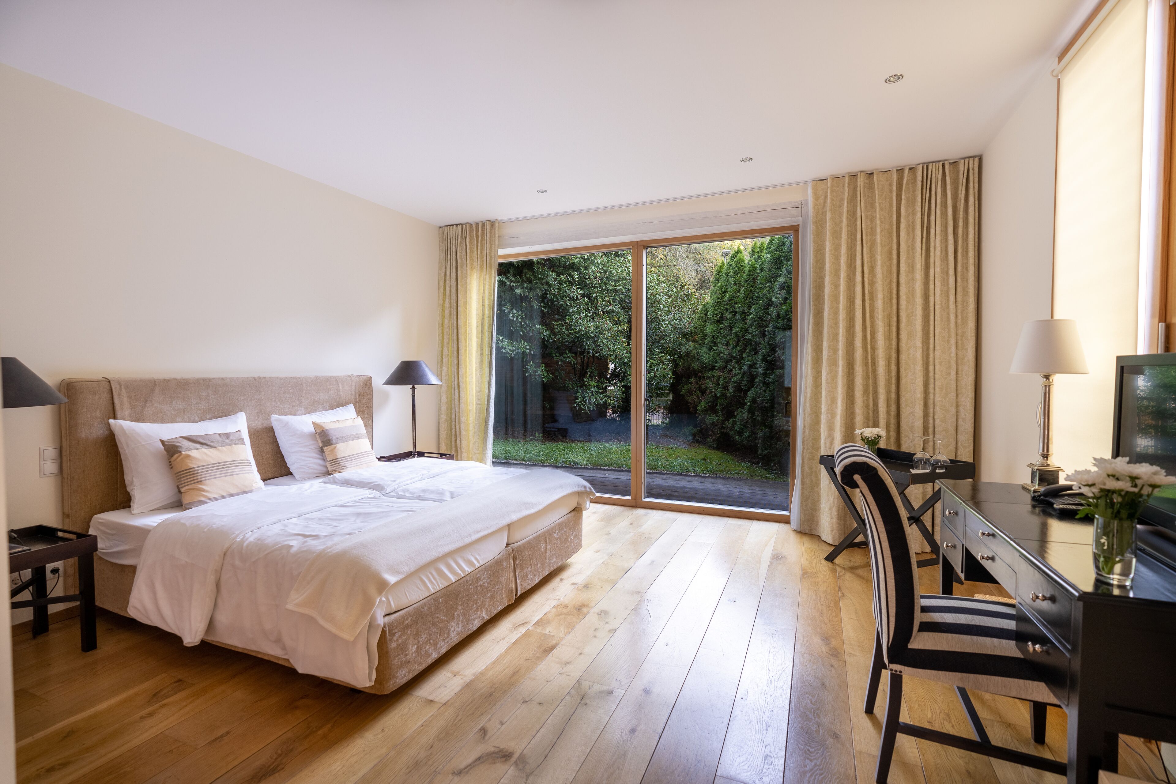 ミニバー (無料)、デスク、防音設備、可動式ベッド