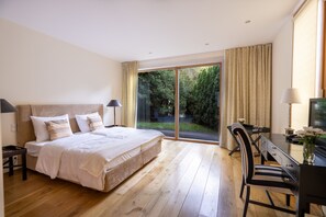 Ilmaiset minibaarituotteet, työpöytä, äänieristys, lisävuoteet