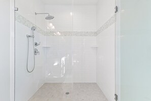 Duschwanne, Haartrockner, Toilettenpapier