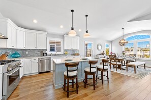 Full-size fridge, microwave, oven, dishwasher