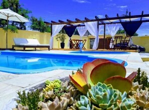 2 albercas al aire libre, sombrillas en la alberca y camastros 