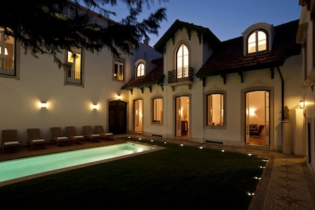 Fachada de la propiedad por la tarde o noche. Casa Balthazar