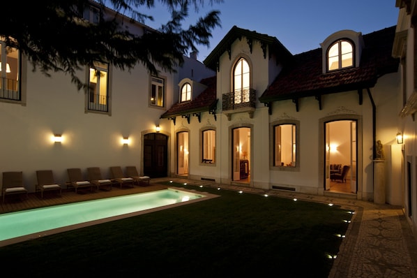 Front of property – evening/night - Casa Balthazar (Lisbon)