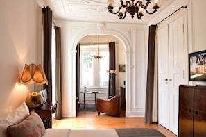 Charm Room | Wohnbereich | 100-cm-Flachbildfernseher mit Satellitenempfang, Fernseher