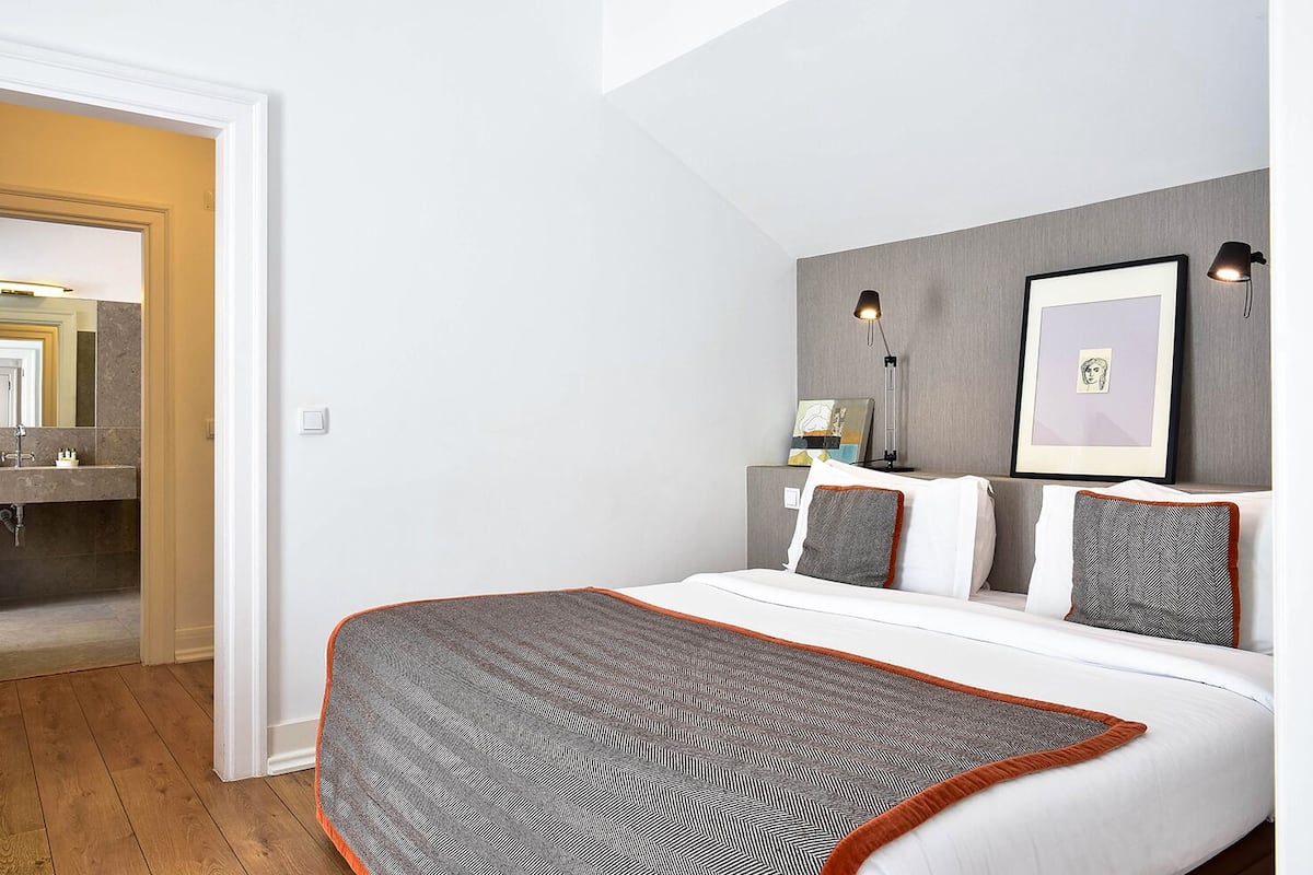Suite, Balcony, Garden View | 1 bedroom, in-room safe, soundproofing, iron/ironing board