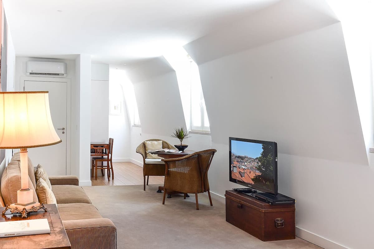 Suite, Castle View | Living room | 100-cm flat-screen TV with satellite channels, TV, MP3 dock