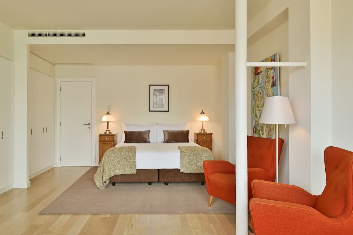 Double Room, City View (2) | 1 bedroom, in-room safe, soundproofing, iron/ironing board