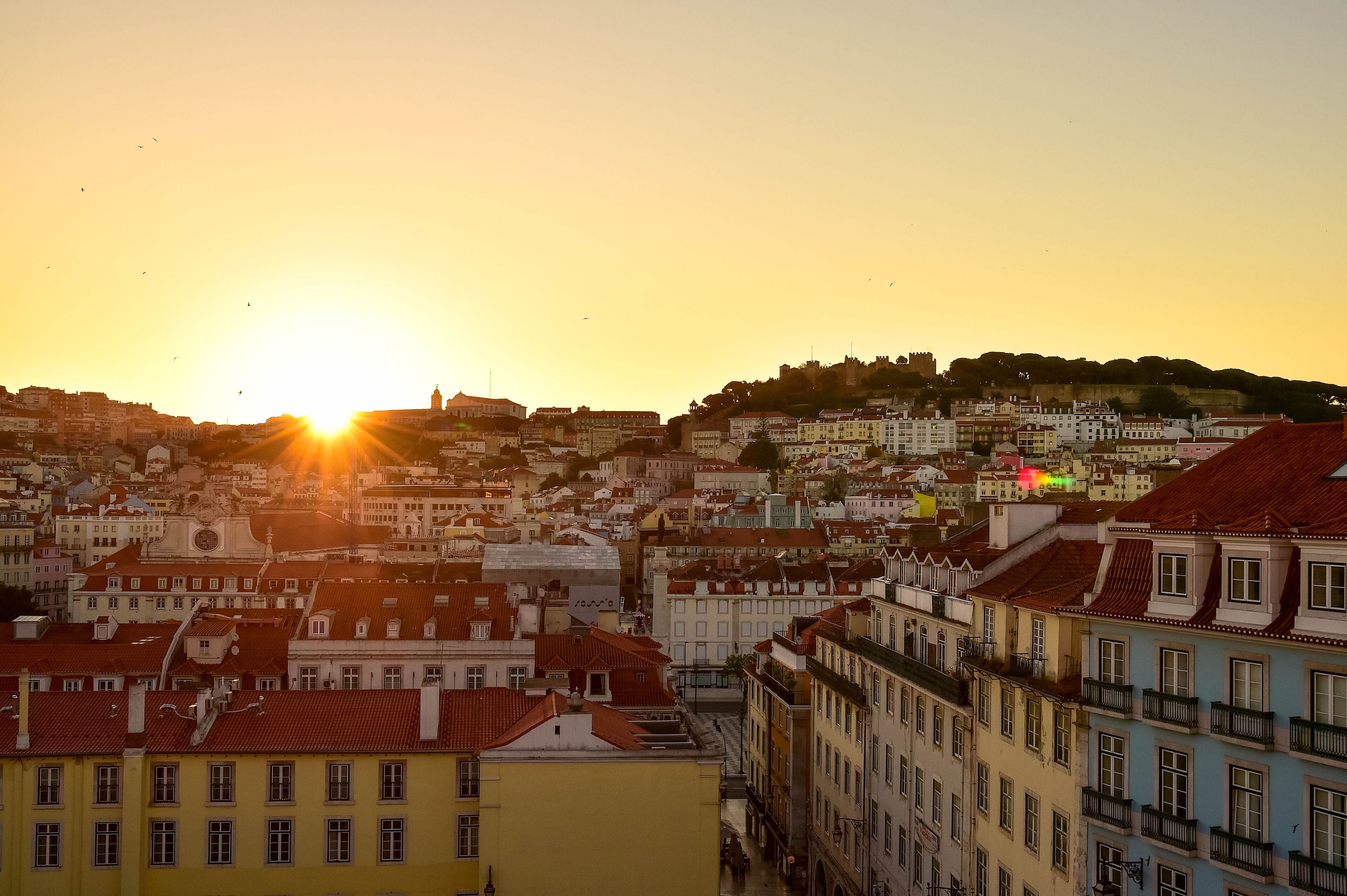 Une vue urbaine avec des bâtiments et une colline en arrière-plan.