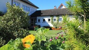 A two-story house with a garden in front. - Vacation apartment Haus am Jakobsweg (Fischbach bei Dahn)