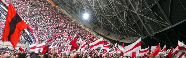 Un stade rempli de spectateurs, dont certains brandissaient des drapeaux.