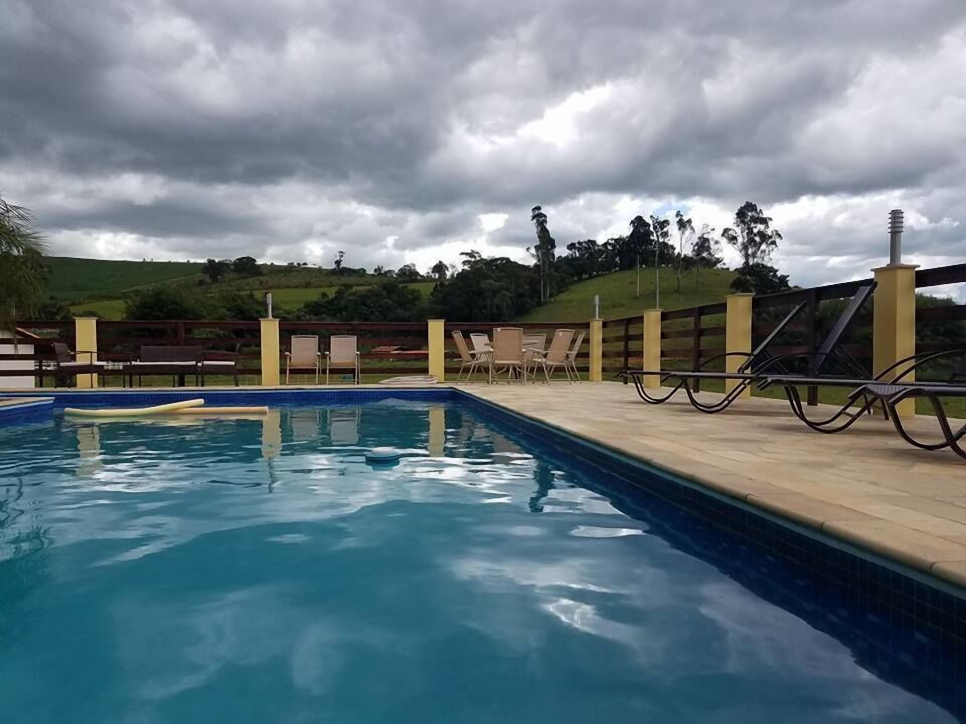 2 piscinas externas, guarda-sóis, espreguiçadeiras