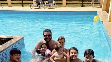 2 piscine all'aperto, ombrelloni da piscina, lettini