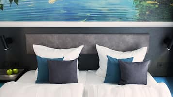 Una cama con ropa de cama blanca, dos almohadas y un cabecero con una pintura de un lago.