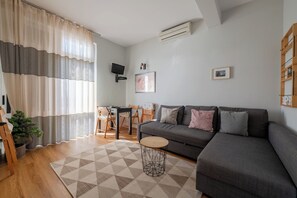 TV - Casa Branca II - Large balconyandOcean views (Funchal)