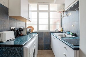 Réfrigérateur, micro-ondes, plaque de cuisson, cafetiÚre/bouilloire