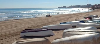 Beachside Modern 2 Bedroom spacious Apartment