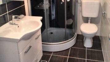 Apartamento clássico (5) | Banheiro | Chuveiro, secador de cabelo, toalhas de banho