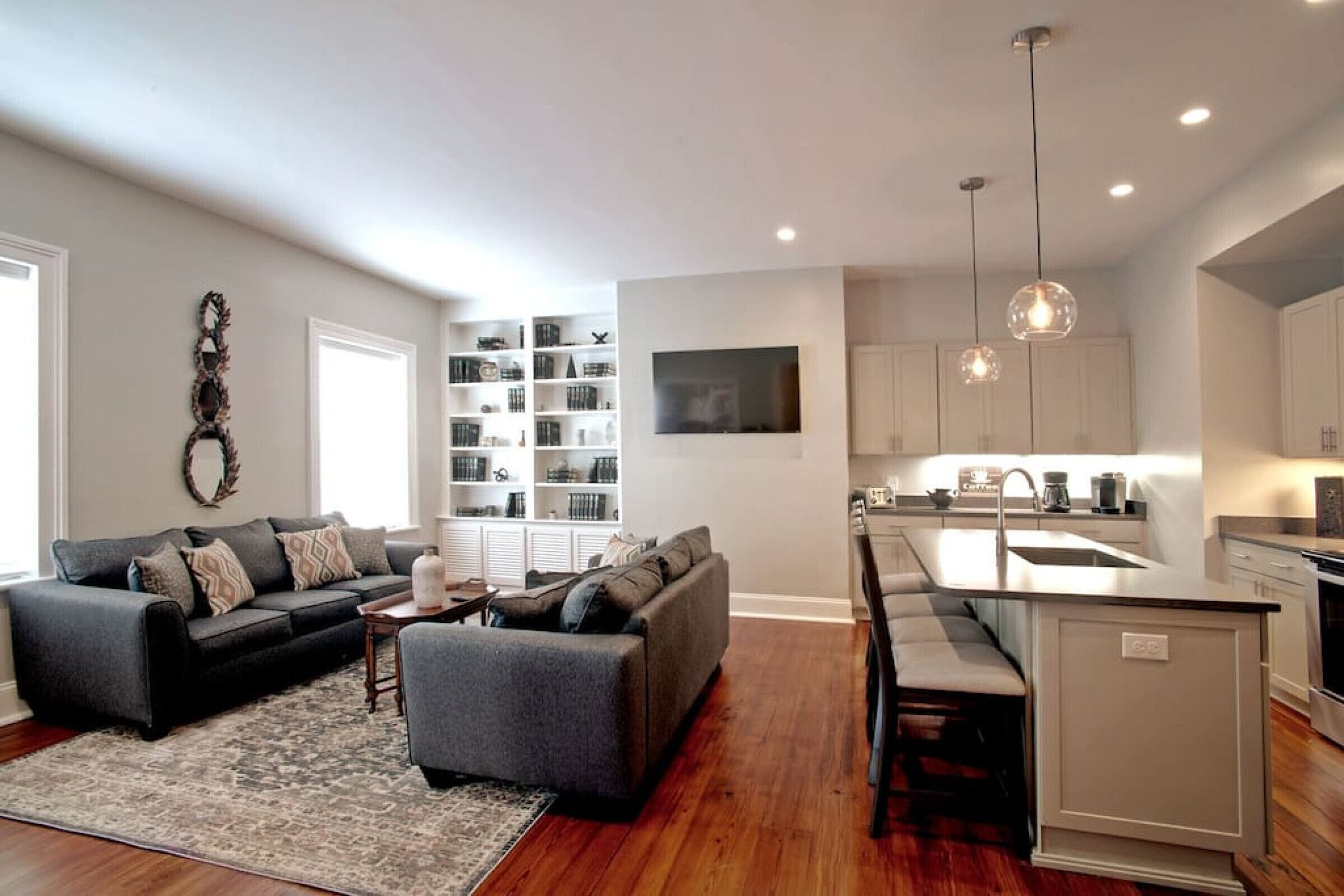 Smart TV, chimenea, futbolito y libros 