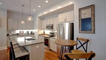 冰箱、微波炉、烤箱、炉灶