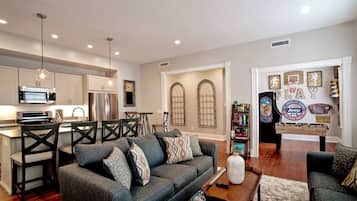 TV connectée, cheminée, baby-foot, livres