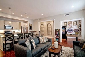 Smart TV, chimenea, futbolito, libros