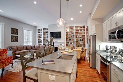 Historic Home 5 bedroom, 5 bath w/ 9 beds and 2 Parking spots