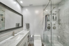 Bathroom - Into THE Blue by Bliss Beach Rentals (Miramar Beach)