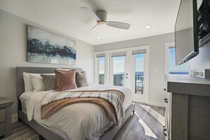 Residenza, 3 camere da letto | 3 camere, una scrivania, lenzuola