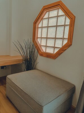 Private Dorm Room (Free Drop Off to Airport) | Área de sala de estar | Smart TV de 50 pulgadas con canales digitales, televisión y Netflix 