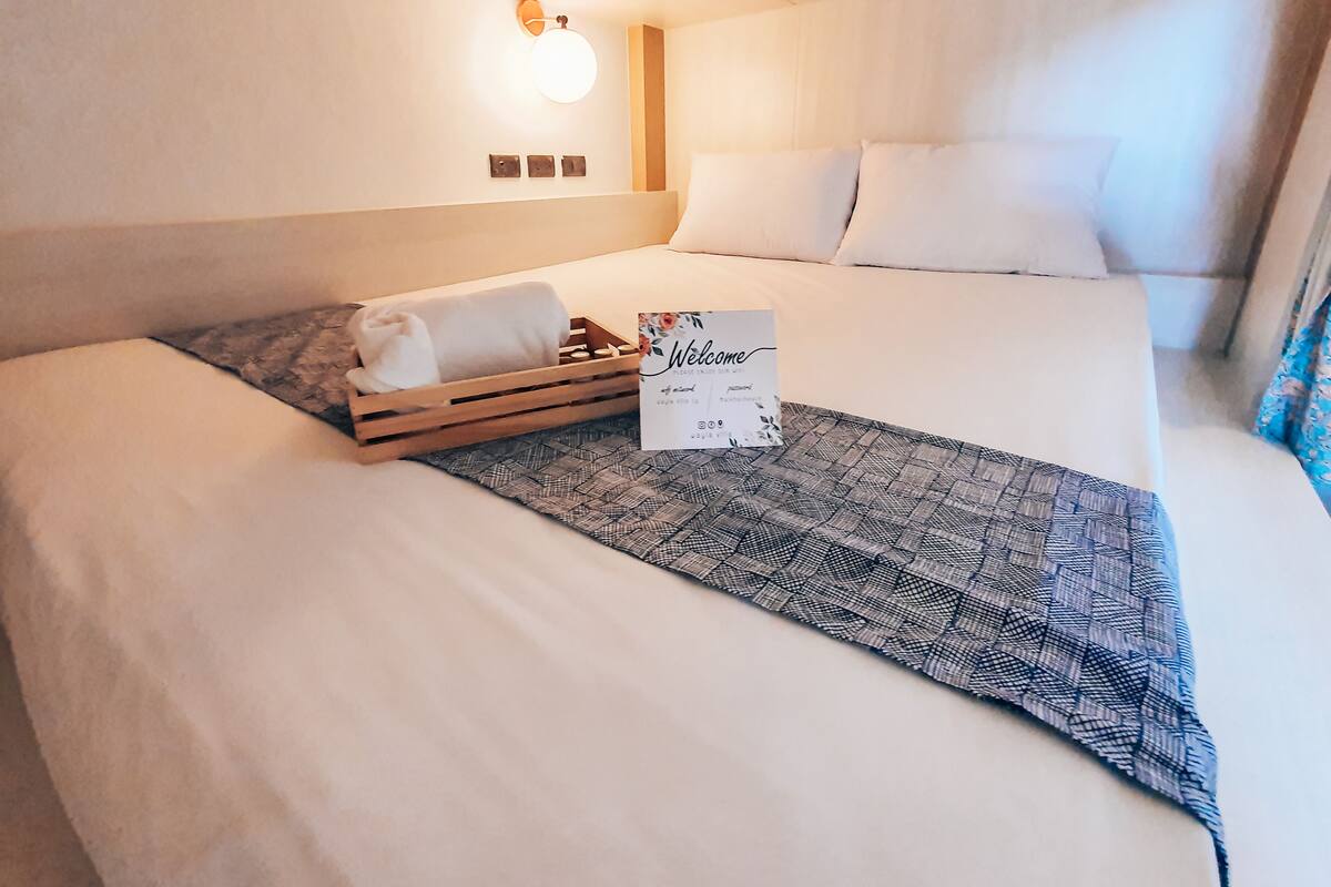 Private Dorm Room (Free Drop Off to Airport) | Literie de qualité supérieure, articles gratuits dans le mini-bar