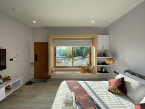 Chiang Mai Room (Free Drop Off to Airport) | Opholdsområde | 50-tommers smart-tv med digitale kanaler, tv, Netflix