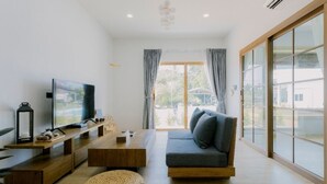 Japanese Room (Free Drop Off to Airport) | Oppholdsrom | En 50-tommers smart-TV med digitale kanaler samt TV og Netflix