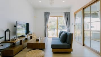 Japanese Room (Free Drop Off to Airport) | Living room | 50-inch Smart TV with digital channels, TV, Netflix