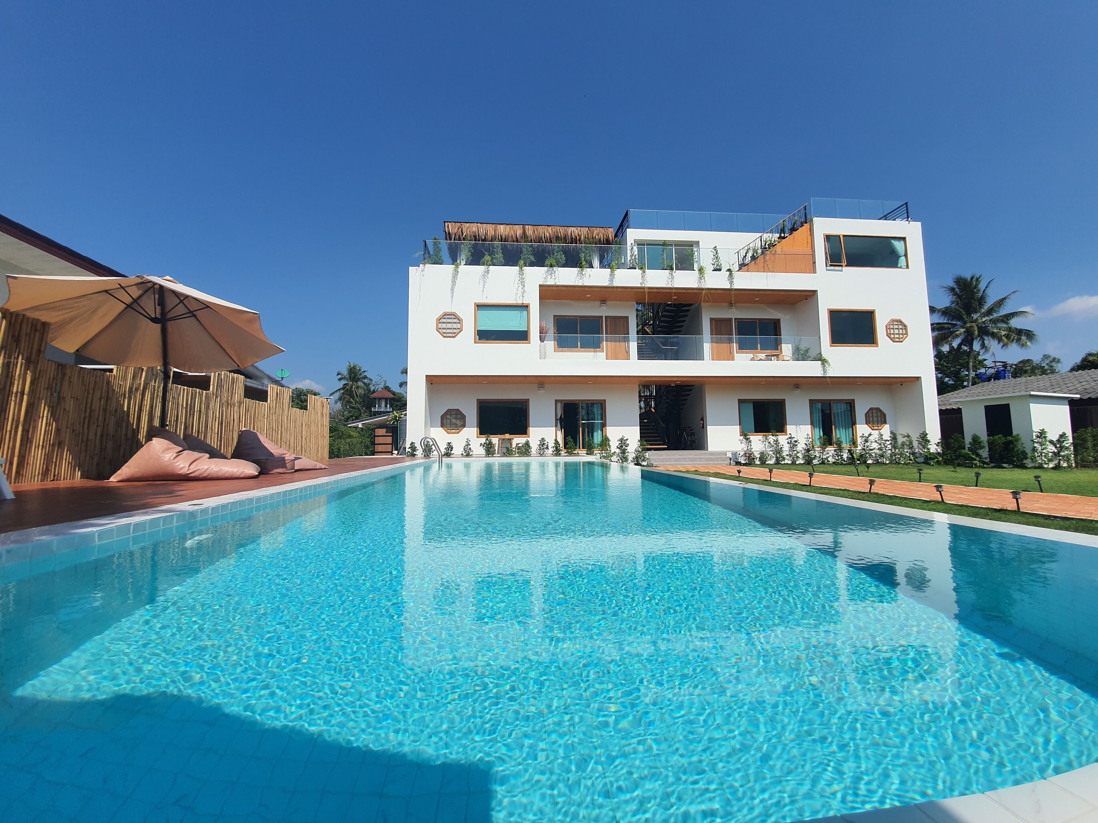 Piscine extérieure, chaises longues