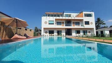 Piscine extérieure, chaises longues