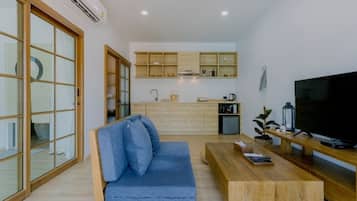 Japanese Room (Free Drop Off to Airport) | Living room | 50-inch Smart TV with digital channels, TV, Netflix
