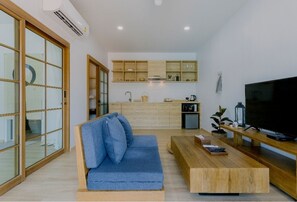 Japanese Room (Free Drop Off to Airport) | Sala de estar | Smart TV de 50 pulgadas con canales digitales, televisión y Netflix 