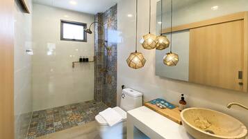 Family Room (Free Drop Off to Airport) | Salle de bain | Articles de toilette gratuits, sĂšche-cheveux, chaussons