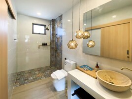 Family Room (Free Drop Off to Airport) | 浴室 | 免费洗浴用品、吹风机、拖鞋、毛巾